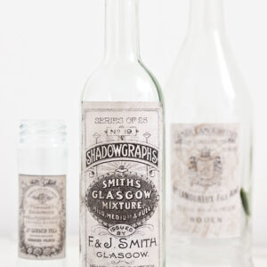 Flaschen im Vintage Look mit eingefärbten nostalgischen Etiketten