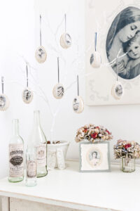 Stilleben im Vintage Look auf weiss bemaltem Ast